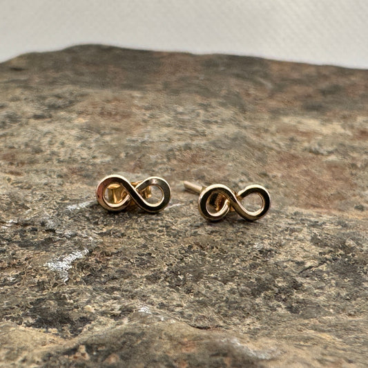Gold filled infinity studs by Izabela Rocks on the rock surface